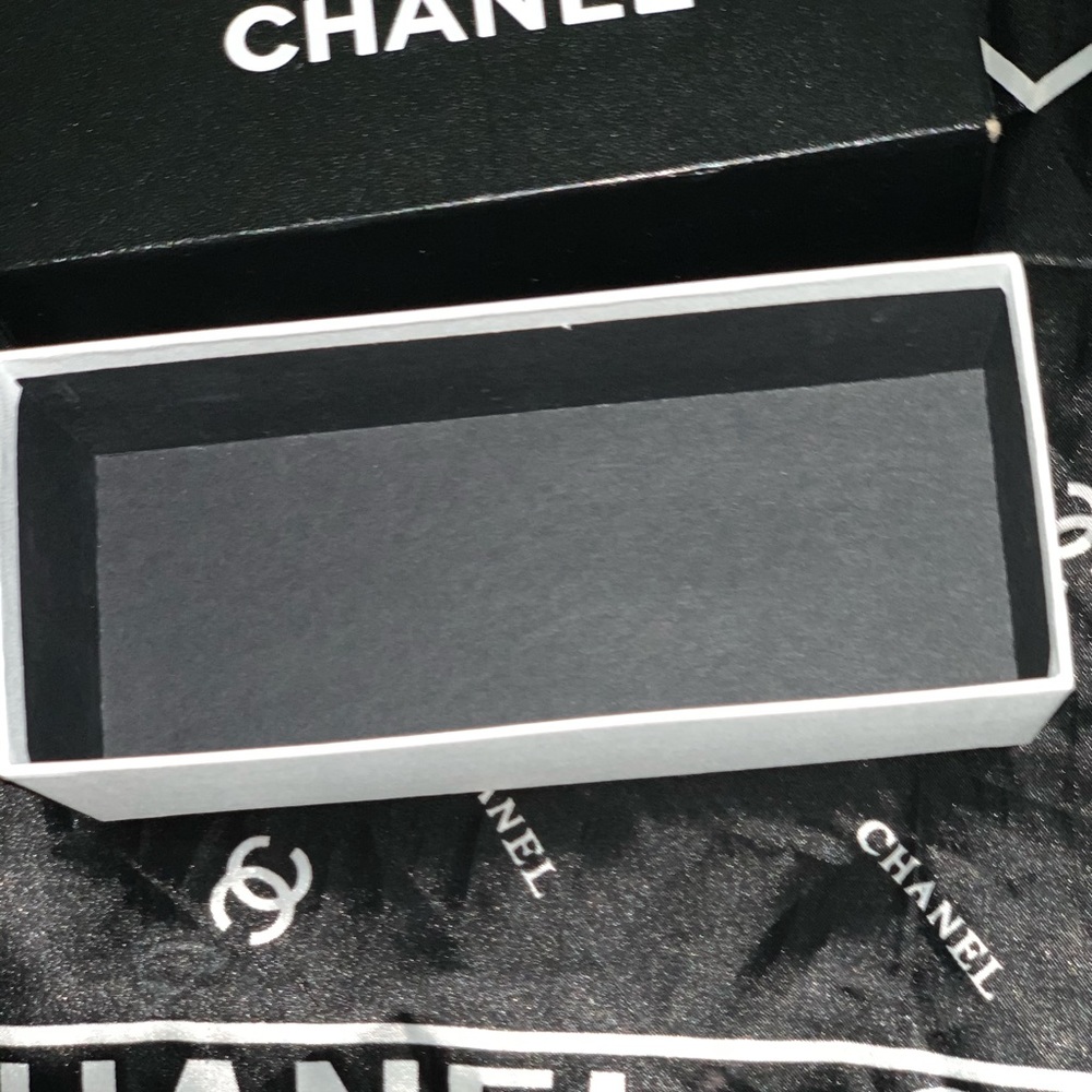 Empty box - Picture 4 of 5